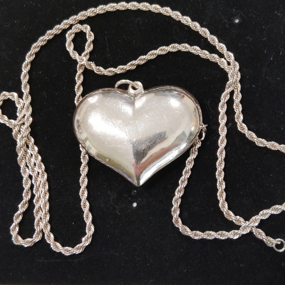 Elegant Sterling Silver Heart Pendant and Chain. - Picture 4 of 6